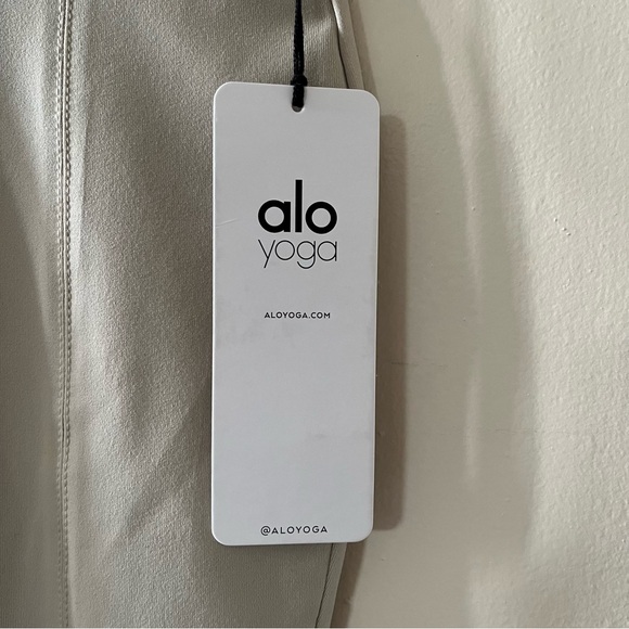 NWT Alo Yoga Airbrush High-Waist 7/8 Flutter Legging in California Sand - Picture 8 of 8